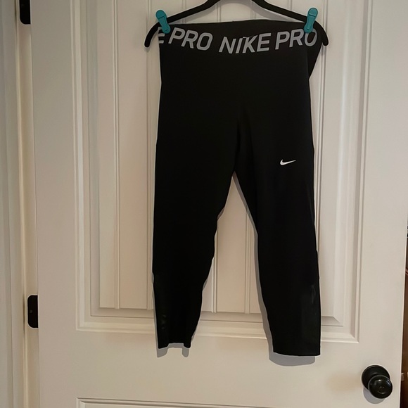 Nike Pro capri leggings with mesh detail Size XL - Picture 1 of 3